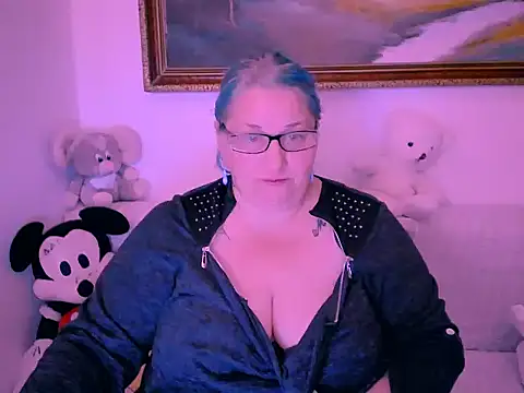 Snapshot of mayamayx chatting on 11/01/25, 09:28 mayamayx online show from 11/01/25, 09:28