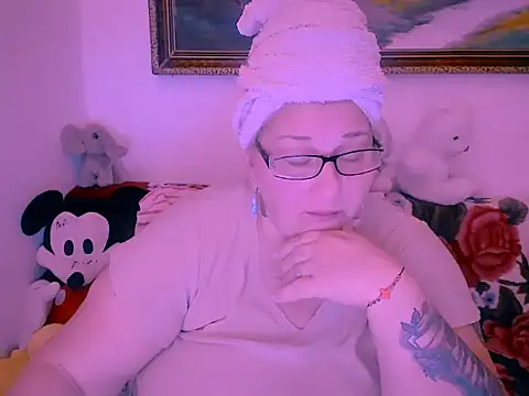 Snapshot of mayamayx chatting on 11/10/25, 08:08 mayamayx online show from 11/10/25, 08:08