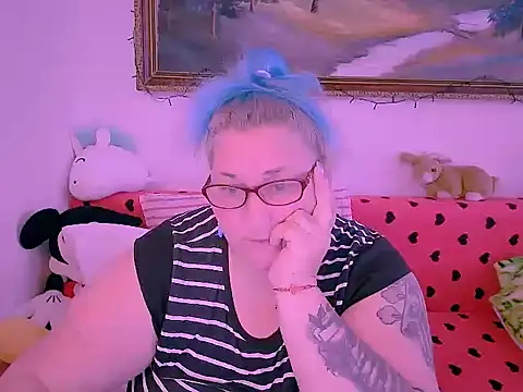 Snapshot of mayamayx chatting on 11/21/25, 10:36 mayamayx online show from 11/21/25, 10:36