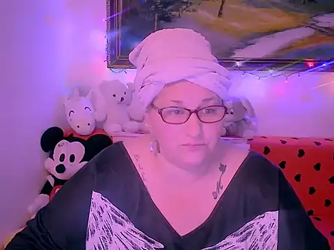 Snapshot of mayamayx chatting on 11/22/25, 08:08 mayamayx online show from 11/22/25, 08:08