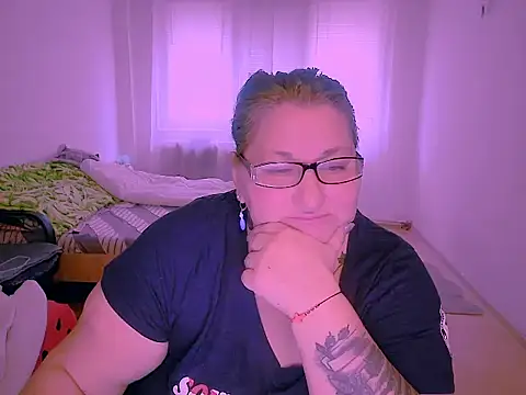 Snapshot of mayamayx chatting on 11/27/25, 10:06 mayamayx online show from 11/27/25, 10:06