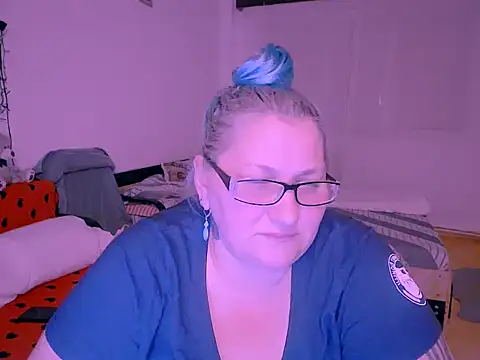 Snapshot of mayamayx chatting on 11/27/25, 10:12 mayamayx online show from 11/27/25, 10:12