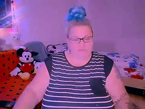 Snapshot of mayamayx chatting on 11/29/25, 04:10 mayamayx online show from 11/29/25, 04:10