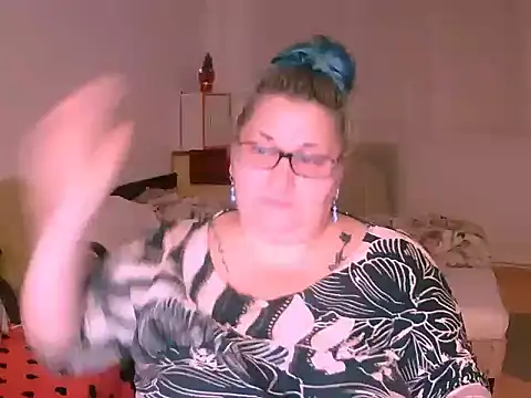 Snapshot of mayamayx chatting on 12/13/25, 07:53 mayamayx online show from 12/13/25, 07:53