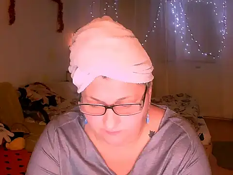 Snapshot of mayamayx chatting on 12/14/25, 07:07 mayamayx online show from 12/14/25, 07:07