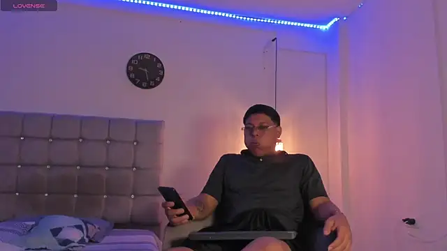 Snapshot of Tylerdrdn chatting on 10/28/25, 05:44 Tylerdrdn online show from 10/28/25, 05:44