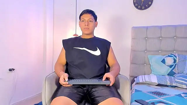 Snapshot of Tylerdrdn chatting on 11/12/25, 05:19 Tylerdrdn online show from 11/12/25, 05:19