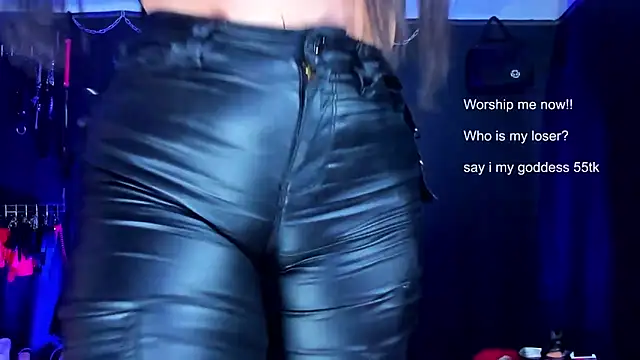 Snapshot of KaramStone chatting on 12/14/25, 09:08 KaramStone online show from 12/14/25, 09:08