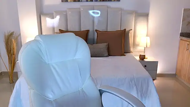 Layla Breezee online show from 04/04/26, 10:13