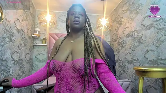 Snapshot of nefertiti_ebony chatting on 10/28/25, 04:05 nefertiti ebony online show from 10/28/25, 04:05