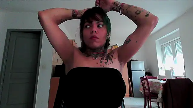 Snapshot of serena__vedette chatting on 02/25/25, 08:14 serena vedette online show from 02/25/25, 08:14