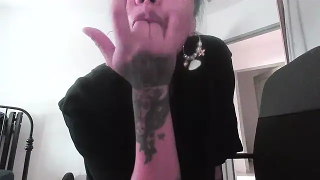 Snapshot of serena__vedette chatting on 10/21/25, 09:43 serena vedette online show from 10/21/25, 09:43