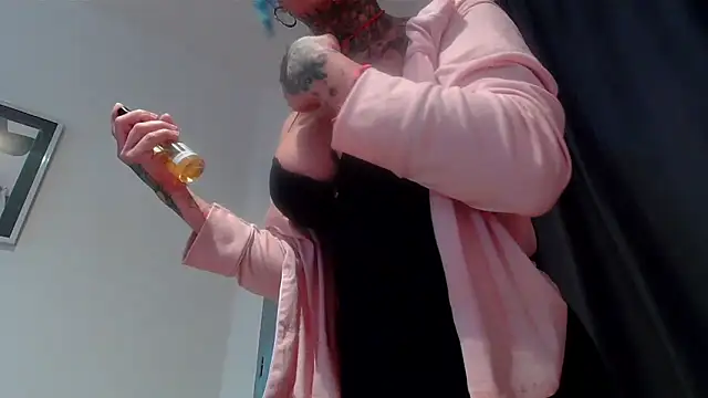 Snapshot of serena__vedette chatting on 12/01/25, 10:31 serena vedette online show from 12/01/25, 10:31