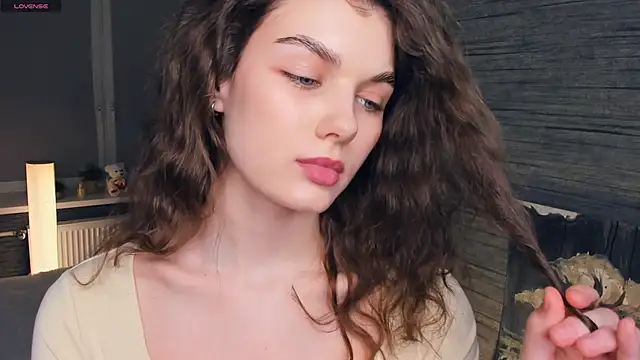 Snapshot of FloraDobb chatting on 03/08/25, 11:07 FloraDobb online show from 03/08/25, 11:07