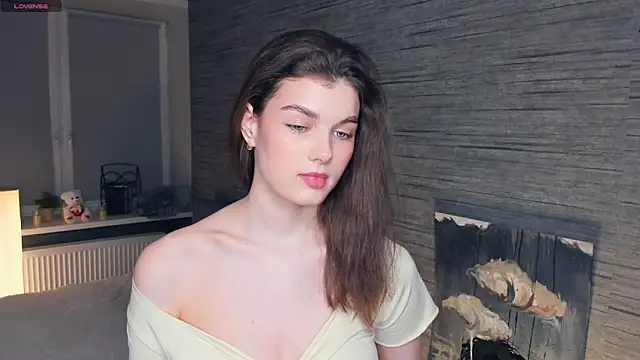 Snapshot of FloraDobb chatting on 03/09/25, 10:41 FloraDobb online show from 03/09/25, 10:41