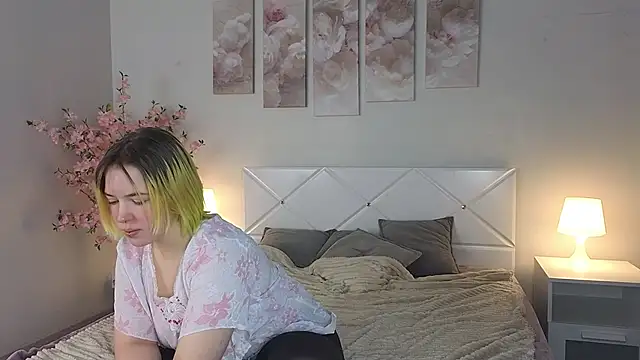 Manic pixie  online show from 02/05/25, 11:02