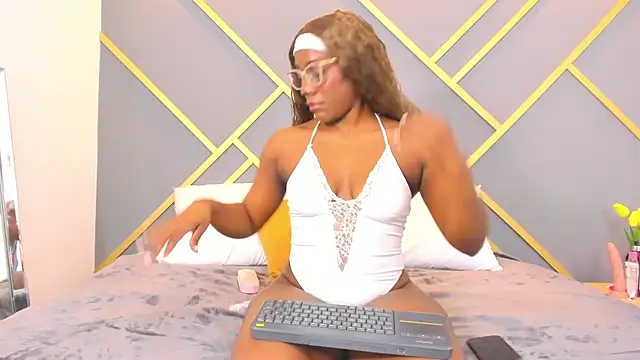 Snapshot of Alaia_Colins chatting on 02/19/25, 03:50 Alaia Colins online show from 02/19/25, 03:50