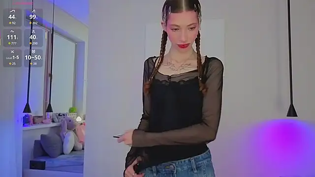 Snapshot of HappyVivy chatting on 10/12/25, 08:19 HappyVivy online show from 10/12/25, 08:19