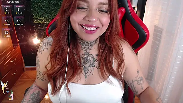 Snapshot of natyk_m chatting on 11/15/25, 04:32 natyk m online show from 11/15/25, 04:32