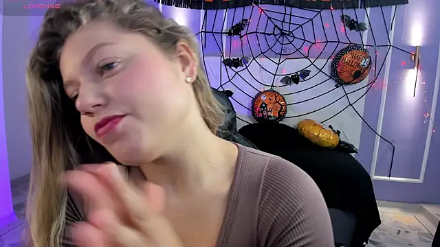 Snapshot of alaia_greyy chatting on 10/28/25, 01:25 alaia greyy online show from 10/28/25, 01:25