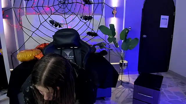 Snapshot of alaia_greyy chatting on 11/04/25, 12:37 alaia greyy online show from 11/04/25, 12:37