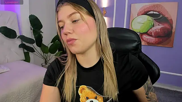 Snapshot of alaia_greyy chatting on 11/15/25, 02:35 alaia greyy online show from 11/15/25, 02:35