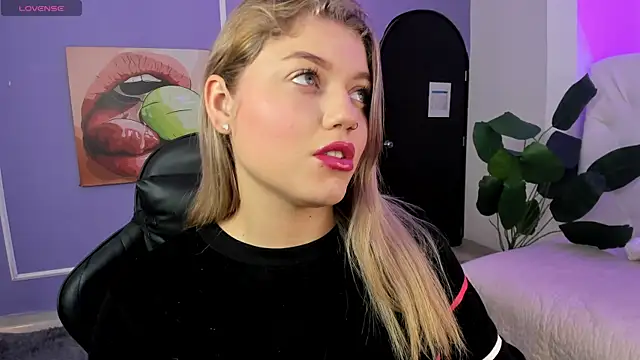 Snapshot of alaia_greyy chatting on 11/25/25, 12:49 alaia greyy online show from 11/25/25, 12:49