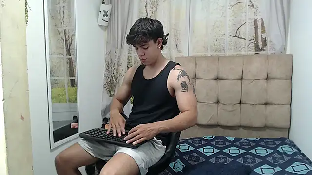 Snapshot of HENRY_SENNI chatting on 09/25/25, 05:05 HENRY SENNI online show from 09/25/25, 05:05