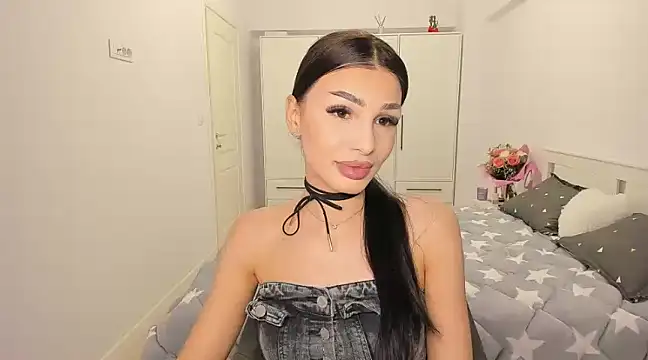 Snapshot of HelenShawn chatting on 02/25/25, 06:42 HelenShawn online show from 02/25/25, 06:42