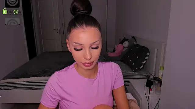 Snapshot of HelenShawn chatting on 10/07/25, 08:39 HelenShawn online show from 10/07/25, 08:39