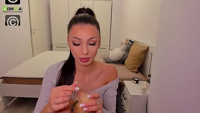 Snapshot of HelenShawn chatting on 10/14/25, 09:04 HelenShawn online show from 10/14/25, 09:04