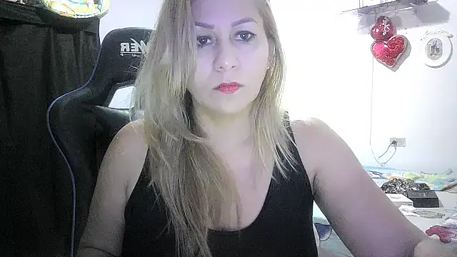 Snapshot of mariana0x chatting on 10/09/25, 01:42 mariana0x online show from 10/09/25, 01:42