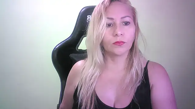 Snapshot of mariana0x chatting on 11/20/25, 01:55 mariana0x online show from 11/20/25, 01:55