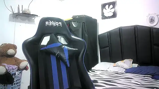 Snapshot of mariana0x chatting on 12/15/25, 10:03 mariana0x online show from 12/15/25, 10:03