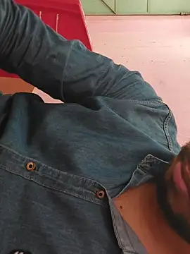 Snapshot of Extrembox5 chatting on 11/13/25, 10:03 Extrembox5 online show from 11/13/25, 10:03