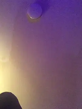 Snapshot of Pilote19 chatting on 12/18/25, 12:22 Pilote19 online show from 12/18/25, 12:22