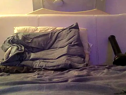 Snapshot of Pilote19 chatting on 12/21/25, 11:12 Pilote19 online show from 12/21/25, 11:12