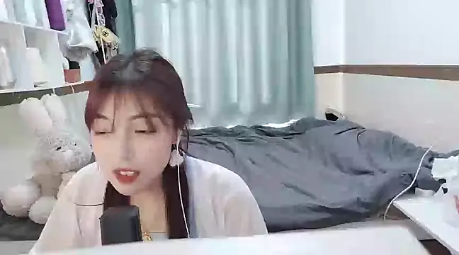 Snapshot of Song_99 chatting on 02/08/25, 06:22 Song 99 online show from 02/08/25, 06:22