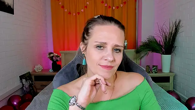 Snapshot of EmiliaBedy chatting on 02/10/25, 12:29 EmiliaBedy online show from 02/10/25, 12:29