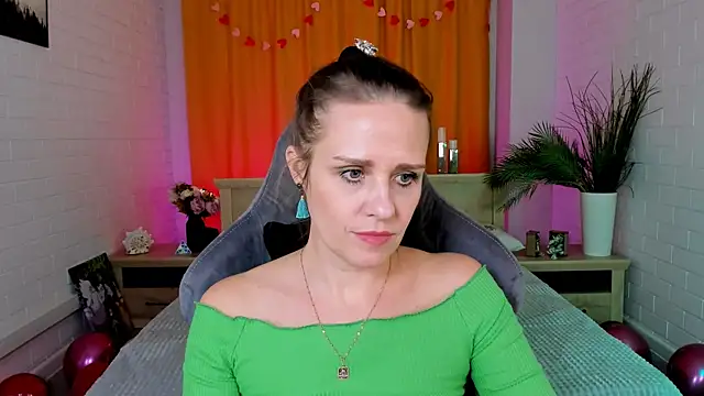 Snapshot of EmiliaBedy chatting on 02/10/25, 03:42 EmiliaBedy online show from 02/10/25, 03:42