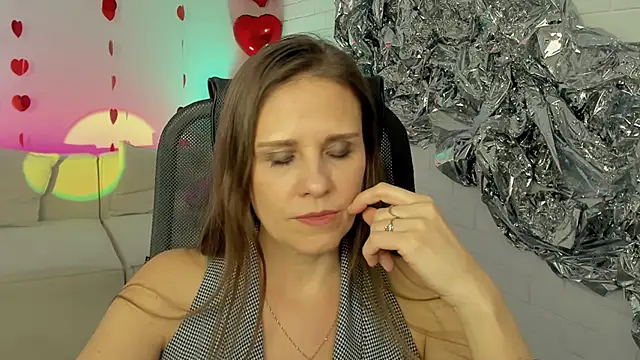 Snapshot of EmiliaBedy chatting on 02/18/25, 03:21 EmiliaBedy online show from 02/18/25, 03:21