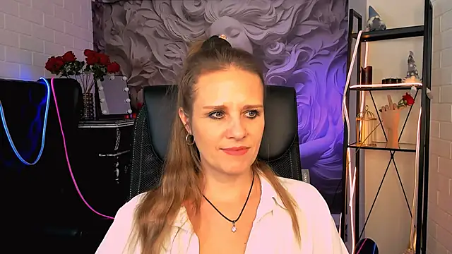 Snapshot of EmiliaBedy chatting on 03/05/25, 12:11 EmiliaBedy online show from 03/05/25, 12:11