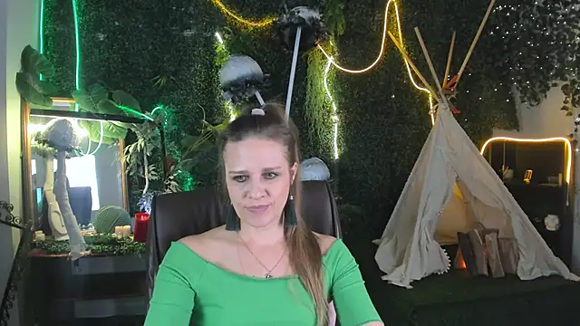 Snapshot of EmiliaBedy chatting on 03/11/25, 12:28 EmiliaBedy online show from 03/11/25, 12:28