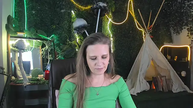 Snapshot of EmiliaBedy chatting on 03/11/25, 03:34 EmiliaBedy online show from 03/11/25, 03:34