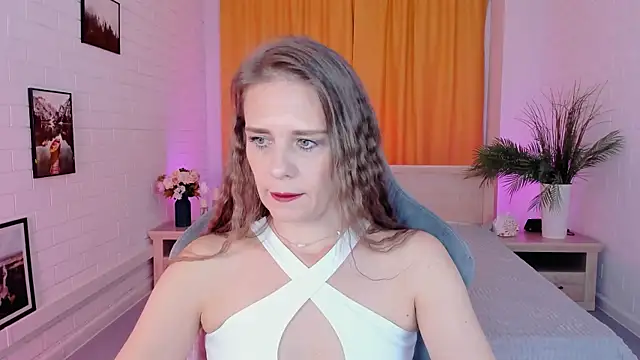 Snapshot of EmiliaBedy chatting on 10/07/25, 09:06 EmiliaBedy online show from 10/07/25, 09:06