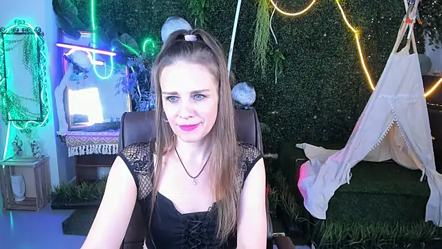 Snapshot of EmiliaBedy chatting on 11/06/25, 09:10 EmiliaBedy online show from 11/06/25, 09:10