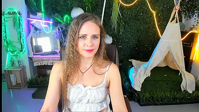 Snapshot of EmiliaBedy chatting on 11/12/25, 09:10 EmiliaBedy online show from 11/12/25, 09:10