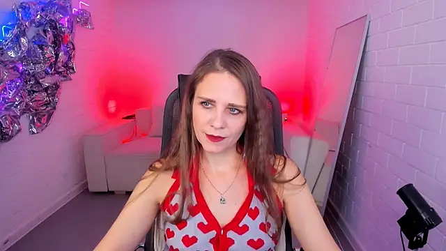 Snapshot of EmiliaBedy chatting on 11/18/25, 09:14 EmiliaBedy online show from 11/18/25, 09:14