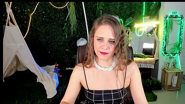 Snapshot of EmiliaBedy chatting on 12/14/25, 09:14 EmiliaBedy online show from 12/14/25, 09:14