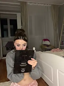 Snapshot of bunnythetailor chatting on 02/05/25, 04:25 bunnythetailor online show from 02/05/25, 04:25